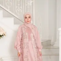 Foto model mengenakan gamis kaleela (Sumber: Instagram/lbylcb)