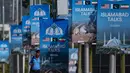 Sementara, ketegangan Amerika Serikat dan Iran terus meningkat menjelang berakhirnya gencatan senjata pada 22 April 2026. Tampak dalam foto, seorang petugas polisi berjalan melewati papan reklame di dekat Hotel Serena menjelang putaran kedua negosiasi antara kedua negosiasi antara Amerika Serikat dan Iran, di Islamabad, Pakistan, Selasa 21 April 2026. (AP Photo/Anjum Naveed)