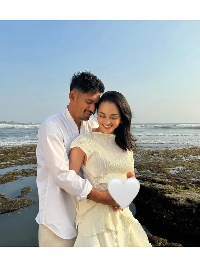 2 Tahun Menikah, Ini 6 Potret Bahagia Ririn Ekawati dan Ibnu Jamil Umumkan Kehamilan