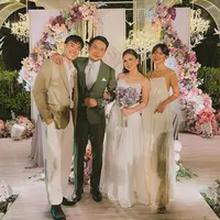 Kita mulai dengan yang terbaru. Di acara finale pernikahan Jessica Mila dan Yakup Hasibuan di Bali, Vidi Aldiano dan Sheila Dara menjadi pasangan yang turut hadir. Mengenakan outfit serasi berwarna putih, Vidi memilih kemeja dan celana panjang putih, ditumpuk dengan blazer beige. Sedangkan Sheila tampil lebih sederhana dan elegan dengan strappy long dress berwarna putih. Foto: Instagram.