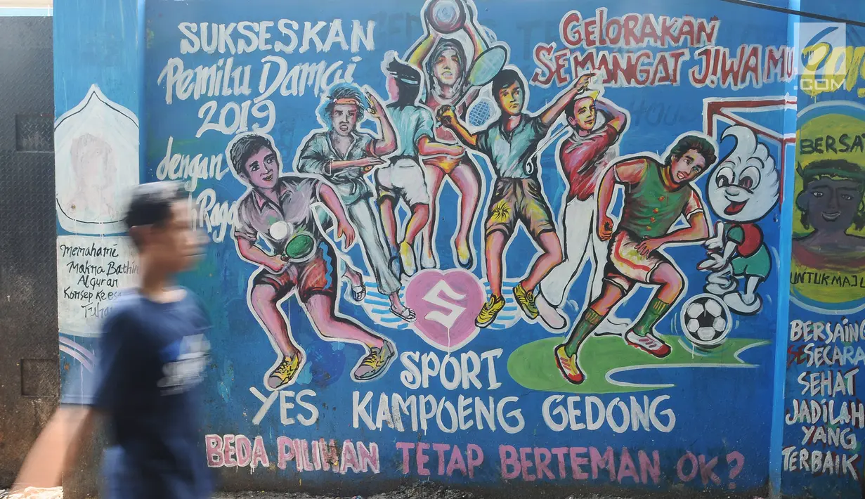 Warga melintasi mural pemilu di Jalan Karet, Depok, Jawa Barat, Rabu (20/3). Mural tersebut mengajak masyarakat untuk berpartisipasi dalam menyukseskan pemilu dengan cara damai dan menjaga meski berbeda pilihan. (Liputan6.com/Herman Zakharia)