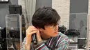 <p>Memadukan sebuah jaket motif garis dengan kacamata, gaya santai Suho ini banjir pujian netizen. Bahkan, dalam unggahan tersebut ia juga terlihat tampil tanpa makeup yang tetap terlihat flawless. (Liputan6.com/IG/@kimjuncotton)</p>