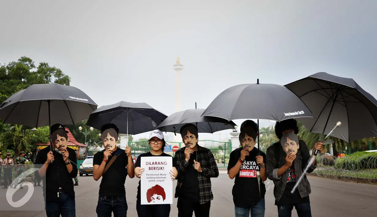 Aksi Kamisan yang ke-465 sekaligus menjelang Hari Sumpah Pemuda tersebut mereka kembali menagih janji Presiden Joko Widodo untuk menyelesaikan berbagai kasus pelanggaran HAM di Tanah Air, Jakarta, Kamis (27/10). (Liputan6.com/Gempur M Surya)