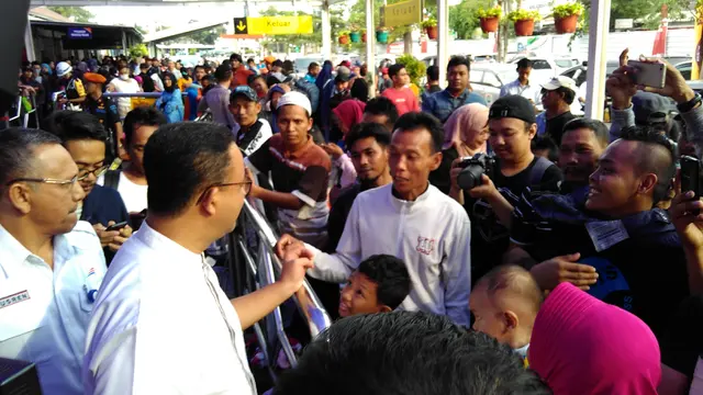 Datangi Stasiun Pasar Senen, Anies Lepas Keberangkatan Pemudik