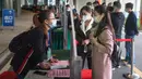 Staf sebuah perusahaan berkomunikasi dengan pelamar kerja dalam bursa kerja di Wuhan, Provinsi Hubei, 21 April 2020. Untuk mengimbangi dampak COVID-19 terhadap pasar kerja, China mengambil langkah-langkah untuk memastikan lapangan kerja dan mendorong dimulainya kembali pekerjaan. (Xinhua/Xiao Yijiu)