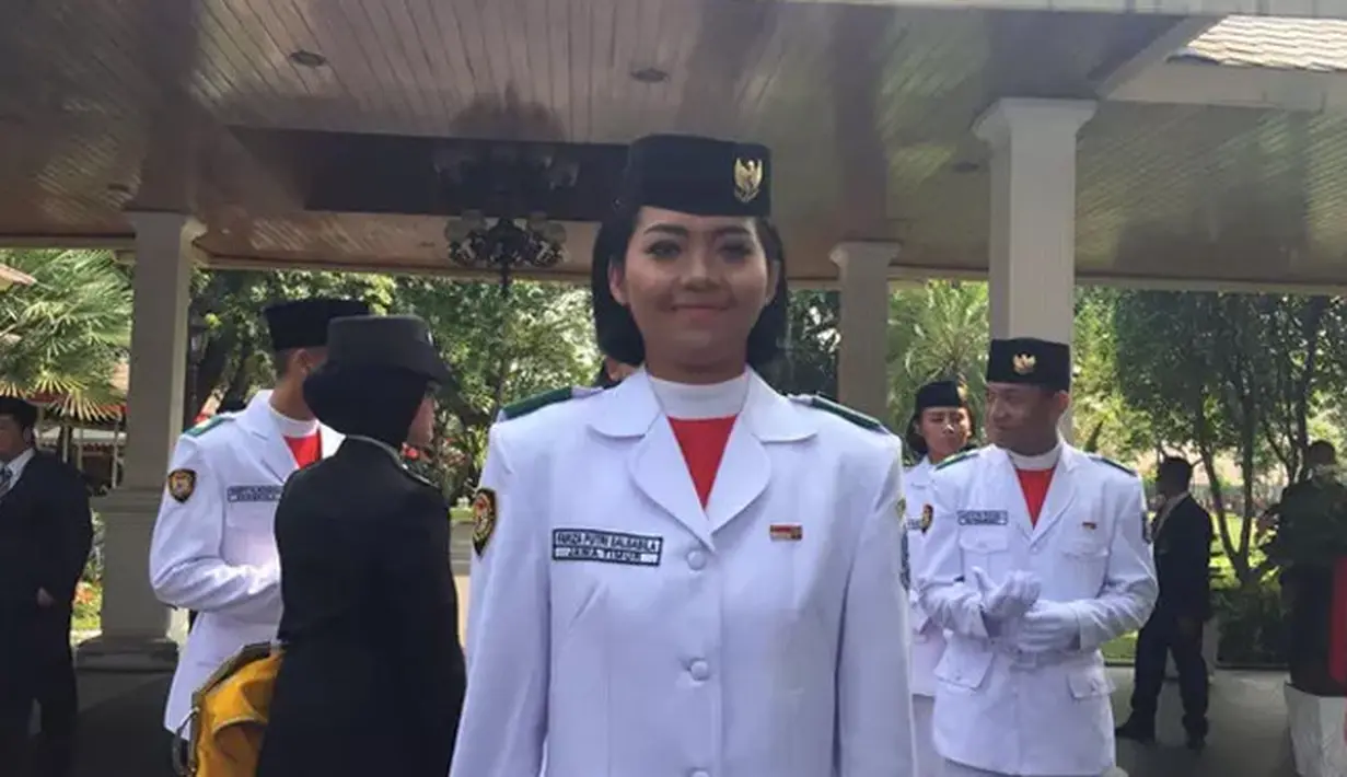 Tahun 2017, Fariza Putri Salsabila yang mewakili Provinsi Jawa Timur terpilih sebagai pembawa Bendera Merah Putih pada Upacara HUT ke-72 RI, Kamis (17/8/2017). Fariza adalah siswi SMAN 1 Blitar. (Lizsa Egeham/Liputan6)