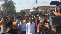 Presiden Jokowi membagi-bagikan sembako (Liputan6.com/ Silvanus Alvin)