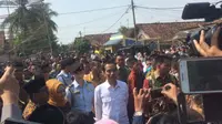 Singgah di Rumah Paman, Jokowi Bagikan Sembako di Karanganyar