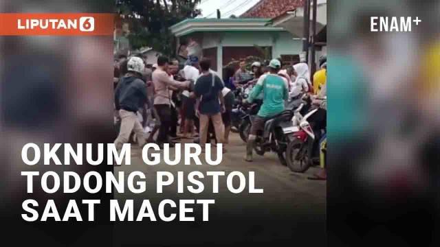 Aksi koboi terjadi di Jalan Malingping, Lebak, Banten dan viral. Pelaku tak sabar dan berusaha menerobos kemacetan hingga ditegur warga. Merasa tak terima, pelaku malah menodongkan pistol air soft gun.