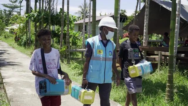 Petugas PLN di Papua
