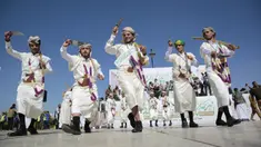 Sejumlah pengantin pria menari dengan mengenakan pakaian tradisional saat nikah massal di Sanaa, Yaman, 2 Desember 2021. Houthi mengadakan nikah massal untuk ribuan pasangan. (AP Photo/Hani Mohammed)