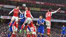 Para pemain Arsenal dan Leicester melakukan duel udara pada laga Premier League di Stadion Emirates, London, Rabu (26/4/2017). Arsenal menang 1-0 atas Leicester. (AFP/Glyn Kirk)