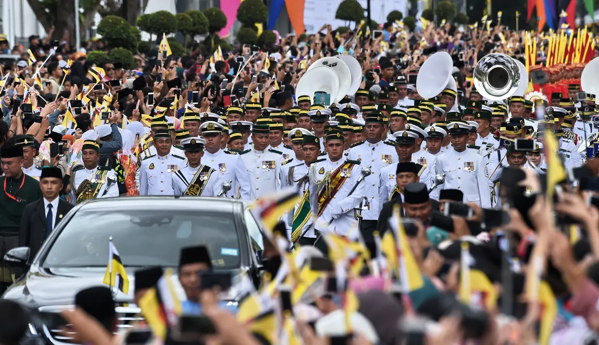 Pasukan kerajaan mengawali prosesi Golden Jubilee yang diikuti kereta kerajaan Sultan Hassanal Bolkiah dan Ratu Saleha Brunei di Bandar Seri Begawan (5/10). Perayaan tersebut menandai 50 tahun bertahta. (AFP PHOTO / Roslan Rahman)