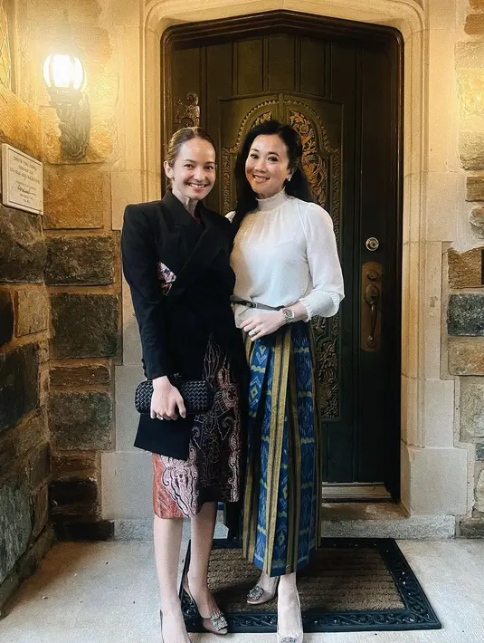 <p>Berpose bersama ketua DWP KBRI Washington DC, Enzy tampak menawan dalam balutan blazer asimetris dan rok pensil motif batik.</p>