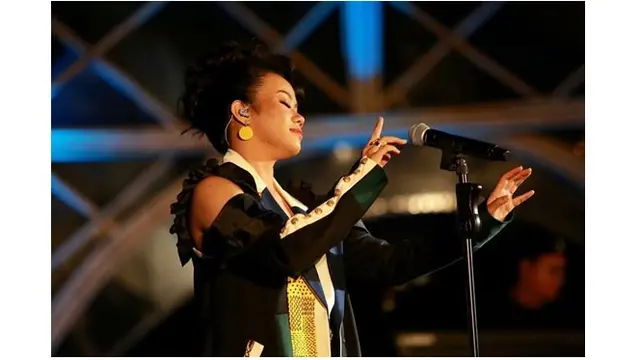 Dibuka dengan penampilan Yura Yunita dengan lagu-lagunya yang santai.