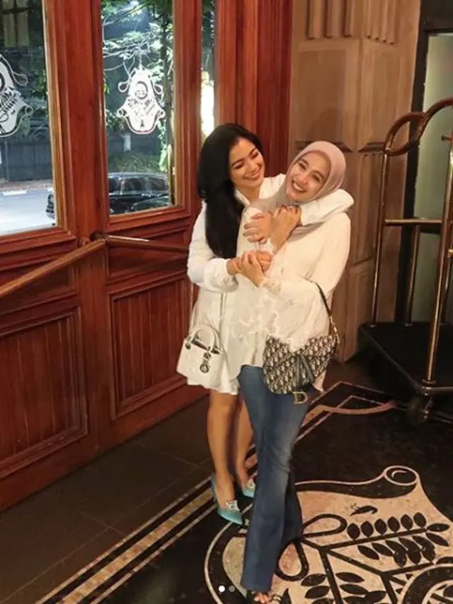 [Bintang] Laudya Cynthia Bella dan Titi Kamal
