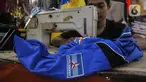 Pekerja saat menyelesaikan produksi atribut partai politik (Parpol) di salah satu kios Blok III Pasar Senen, Jakarta, Rabu (17/5/2023). (merdeka.com/Iqbal S Nugroho)