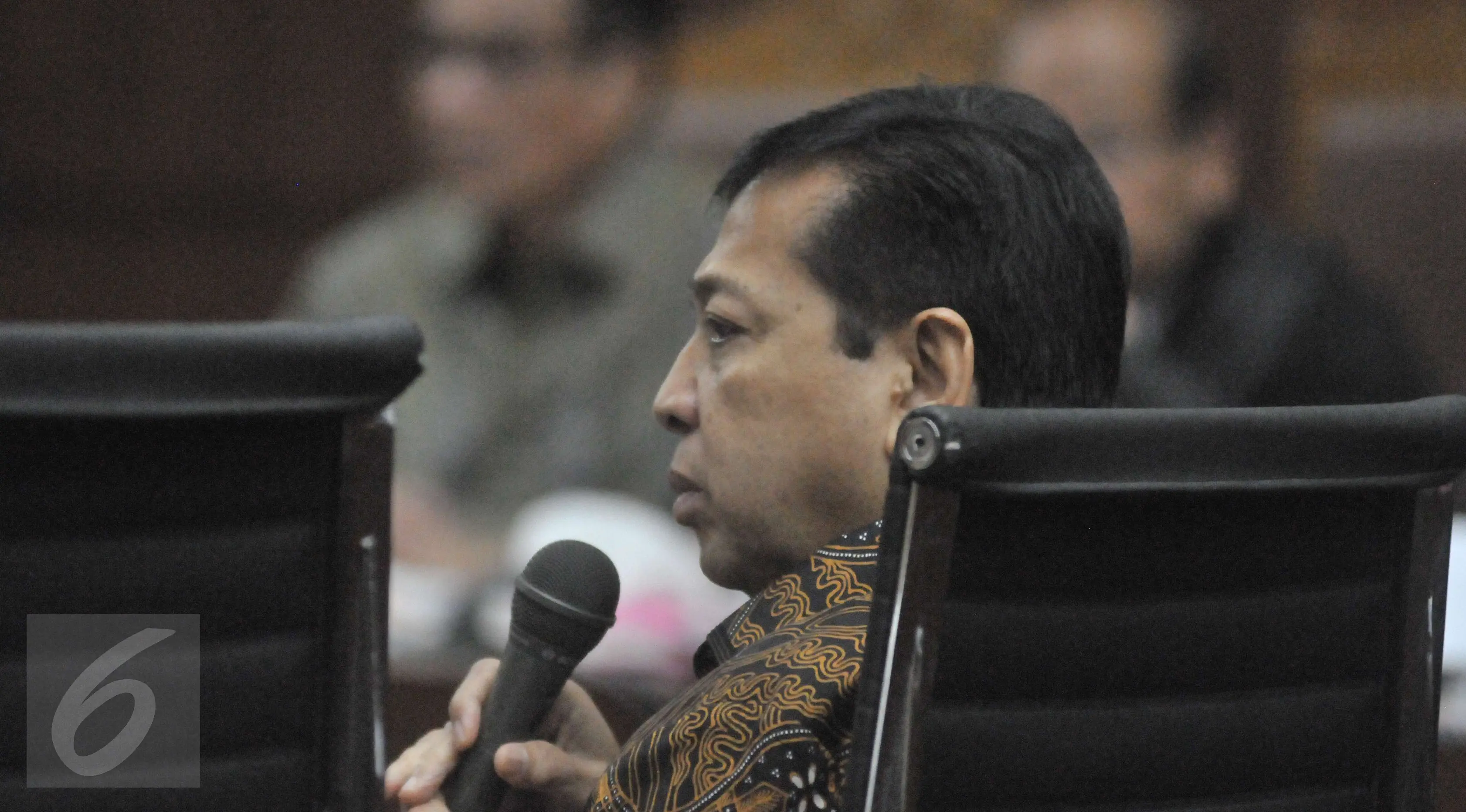 Ketua DPR Setya Novanto memberikan kesaksian dalam sidang kasus korupsi e-KTP di Pengadilan Tipikor Jakarta, Kamis (6/4). Delapan orang saksi dihadirkan Jaksa Penuntut Umum dalam sidang kelima kasus mega korupsi e-KTP ini. (Liputan6.com/Helmi Afandi)
