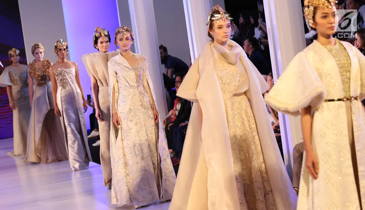 Model memperagakan busana dalam gelaran Fashion Nation 2018 di Senayan City, Jakarta, Senin (16/4). Dulux Ambiance berkolaborasi dengan desainer Barli Asmara, Diana Putri, dan desainer aksesori Rachel Octavia. (Liputan6.com/Immanuel Antonius)