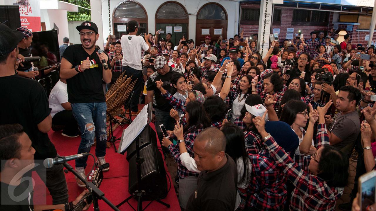 Giring dan Mongol Ngamen di Rumah Lembang