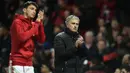 Pelatih Manchester United, Jose Mourinho, bersama Matteo Darmian menyapa suporter usai melawan Liverpool. Hasil seri melawan Liverpool menghentikan sembilan kemenangan beruntun dari Setan Merah. (AFP/Oli Scarff)