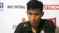 Gelandang Arema, Hanif Sjahbandi, berduka dengan kepergian selamanya sang ayah pada Senin (22/5/2017). (Bola.com/Iwan Setiawan)