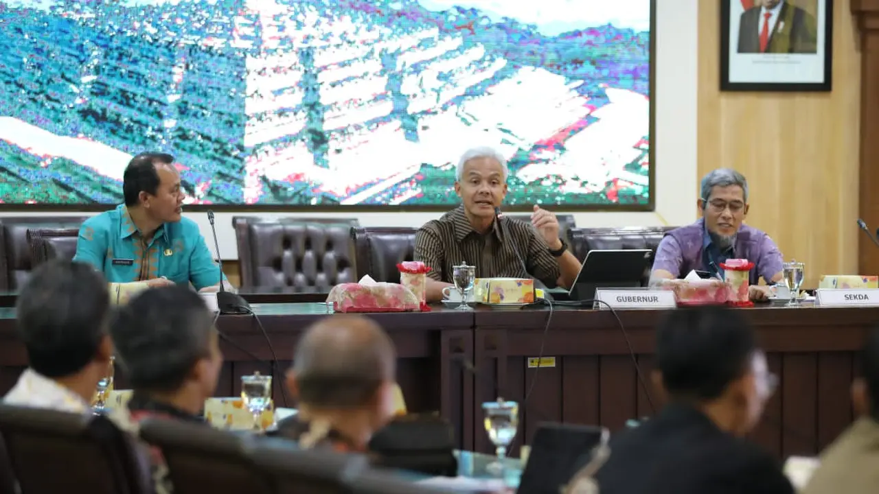 Gubernur Jawa Tengah (Jateng) Ganjar Pranowo menyerahkan hibah bidang sosial kemasyarakatan sebesar Rp 148,1 miliar kepada ribuan organisasi masyarakat (ormas) di Gedung Gradhika Bhakti Pradja.