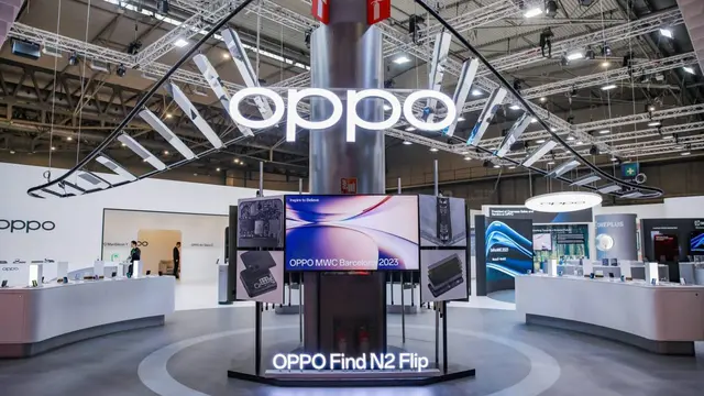 Oppo memamerkan smartphone layar lipat terbarunya Oppo Find N2 Flip di MWC 2023