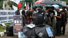Serikat Pekerja Jakarta International Container Terminal (SP JICT) dan segenap pekerja pelabuhan Indonesia menggelar aksi Gerakan Pengembalian Aset Bangsa JICT dan Keadilan Bagi Pekerja di Gedung DPR RI, Jakarta, Selasa (8/1). (Liputan6.com/Johan Tallo)