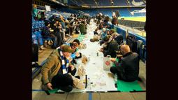 Pihak Chelsea menggunakan sisi Stadion Stamford Bridge tepat di bawah tribun penonton sebagai lokasi untuk menggelar acara buka puasa bersama. (twitter/@CFCFoundation)