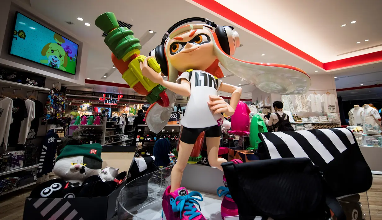 Barang-barang dari karakter permainan Splatoon Nintendo, Inkling ditampilkan selama pratinjau pers di toko baru Nintendo di Tokyo, 19 November 2019. Nintendo akan meresmikan toko pertamanya di ibu kota Jepang tersebut pada pekan ini. (Behrouz MEHRI/AFP)