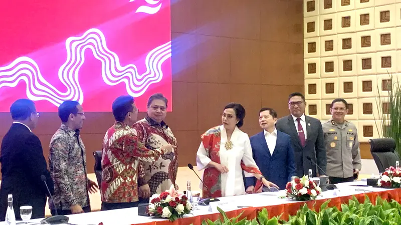 Menteri Keuangan Sri Mulyani Indrawati,Menteri Koordinator Bidang Perekonomian Airlangga Hartarto dan sejumlat menteri lain dalam Konferensi Pers RAPBN 2025 di Jakarta, Jumat (16/8/2024). (Tasha/Liputan6.com)