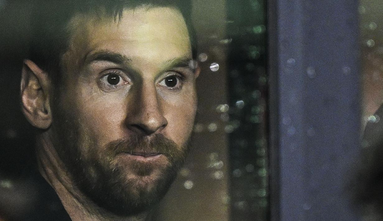 Pemain Inter Miami, Lionel Messi terlihat menyaksikan laga final US Open 2023 antara Inter Miami melawan Houston Dynamo FC di DRV PNK Stadium, Florida, Amerika Serikat, Kamis (28/09/2023). The Herons kalah 1-2 dan gagal meraih trofi keduanya pada musim ini. (AFP/Getty Images/Chandan Khanna)