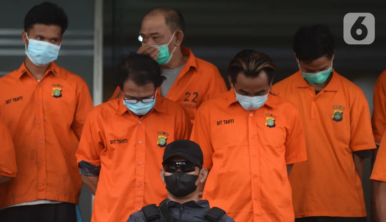Para tersangka dihadirkan saat rilis kasus pungli terhadap sopir truk kontainer Tanjung Priok di Polda Metro Jaya, Jakarta, Kamis (17/6/2021). Para preman pungli kepada ratusan sopir truk kontainer dengan total keuntungan Rp 177 juta. (merdeka.com/Imam Buhori)
