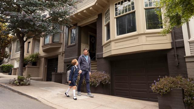 Ilustrasi mengantar anak ke sekolah