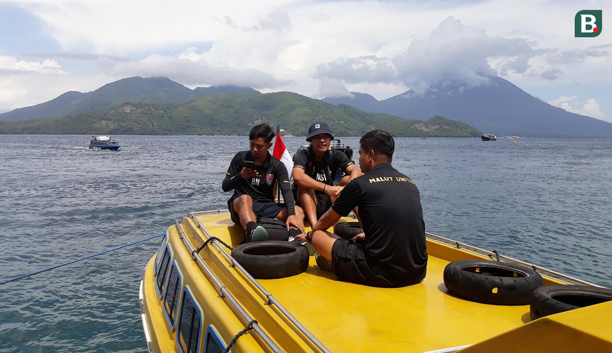 Tiga pemain Malut United berada di atas speed boat saat ingin menuju ke Kota Tidore, Maluku Utara. (Bola.com/Okie Prabhowo)