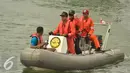 Petugas menaiki perahu karet mencari korban latihan terjun payung yang jatuh di seputar perairan pantai Semarang, Selasa (7/2). Basarnas telah mengerahkan 30 anggota dalam upaya mencarian tersebut. (Liputan6.com/Gholib)