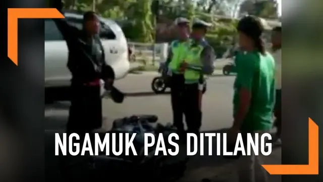 Tak hanya Adi Saputra, seorang pria di Gorontalo juga coba hancurkan motornya karena tak terima saat ditilang polisi.