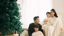 Chelsea Olivia dan Glenn Alinskie bersama kedua anaknya juga telah membagikan foto dengan pohon natal tahun ini. Chelsea tampil mengenakan dress putih polos panjang. [@chelseaoliviaa]