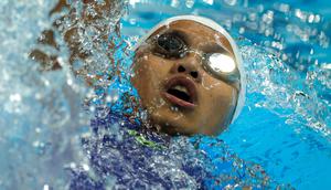 Perenang DKI Jakarta, Adelia Chantika beraksi dalam nomor 4x100 meter estafet gaya ganti putri Kejuaraan Nasional Akuatik Indonesia 2026 di Stadion Akuatik Gelora Bung Karno, Senayan, Jakarta, Jumat (01/05/2026). (Bola.com/Bagaskara Lazuardi)