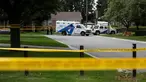Petugas kepolisian berdiri di lokasi penyerangan dengan busur panah di kawasan Scarborough, Toronto, Kanada, Kamis (25/8). Insiden penyerangan tersebut mengakibatkan tiga orang tewas karena luka yang dipicu oleh anak panah. (REUTERS/Mark Blinch)