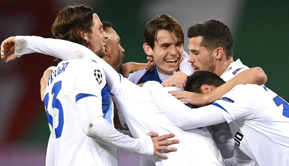 Para pemain Atalanta merayakan gol yang dicetak oleh Robin Gosens ke gawang Liverpool pada laga Liga Champions di Stadion Anfield, Kamis (26/11/2020). Liverpool takluk dengan skor 0-2. (Laurence Griffiths/Pool via AP)
