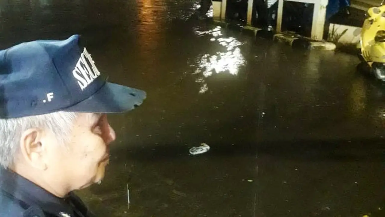 Banjir setinggi 80 cm terjadi di Aspol Pondok Karya, Mampang Prapatan, Jakarta Selatan.