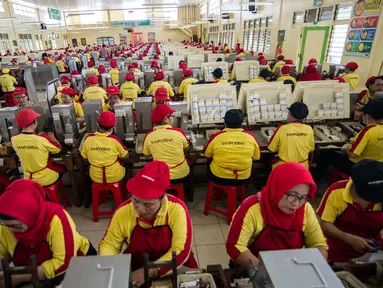 Sejumlah pekerja wanita beraktivitas di PT Hanjaya Mandala Sampoerna (HMSP)Tbk, Surabaya, Kamis (19/5). HMSP mendapat rekor MURI dengan kecelakaan kerja nihil selama 20 tahun (1996-2006). (AFP Photo/Juni Kriswanto)