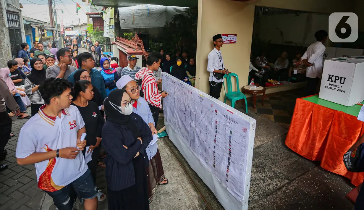 Antrean warga yang akan melakukan pencoblosan surat suara pada pemilu 2024 susulan di wilayah Kelurahan Larangan Utara, Kecamatan Larangan, Kota Tangerang, Banten, Minggu (18/2/2024). (Liputan6.com/Angga Yuniar)