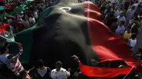 Para pengunjuk rasa membawa bendera raksasa Kerajaan Libya saat aksi menentang pemimpin Libya Muammar Gaddafi di Misrata, Rabu (6/7).(Antara)
