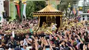 Ribuan warga mengabadikan moment kadatangan Sultan Hassanal Bolkiah dan Ratu Saleha Brunei pada prosesi Golden Jubileedi Bandar Seri Begawan (5/10). Perayaan tersebut menandai 50 tahun bertahta. (AFP PHOTO / Roslan Rahman)