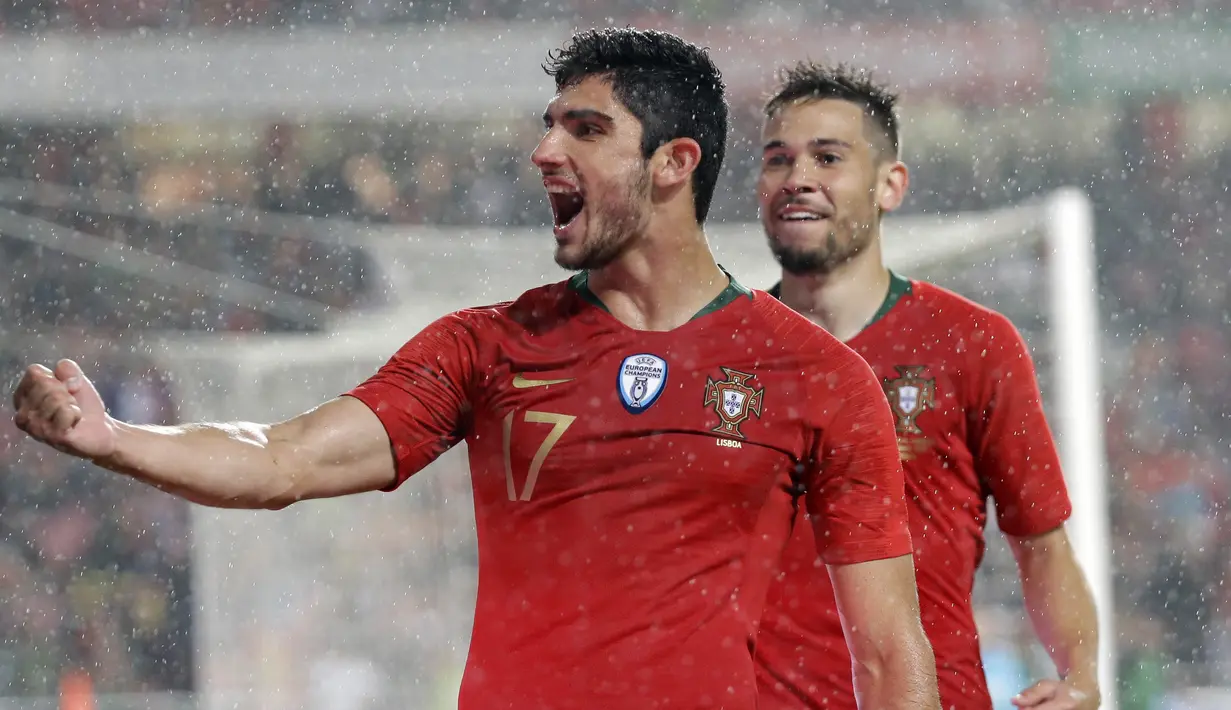 Striker Portugal, Goncalo Guedes, melakukan selebrasi usai mencetak gol ke gawang Aljazair pada laga uji coba  di Estadio da Luz, Jumat (8/6/2018). Portugal menang 3-0 atas Aljazair. (AP/Armando Franca)