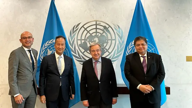 Sekretaris Jenderal PBB Antonio Guterres saat Pertemuan bilateral secara tatap muka dengan Menteri Koordinator Bidang Perekonomian Airlangga Hartarto di Markas Besar PBB, New York, Rabu (27/10/2022).