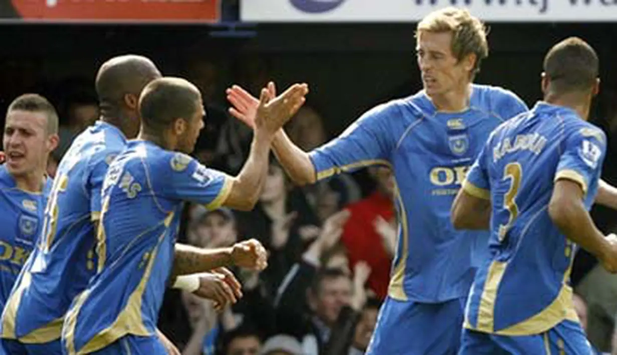 Portsmouth's striker Peter Crouch celebrates scoring his first goal during their Premier League match against Everton at Fratton Park in Portsmouth, on March 21, 2009. AFP PHOTO/Glyn Kirk